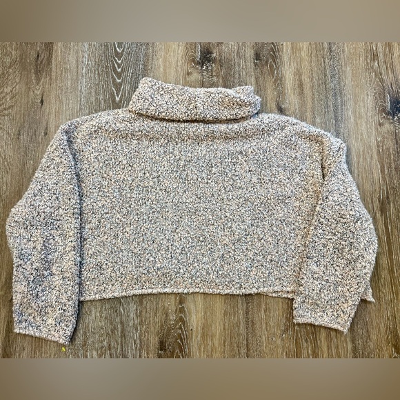 Altar'd State Boxy‎ Cropped Turtleneck - Picture 1 of 3